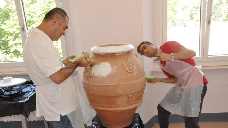 Alcune fasi della realizzazione della giara