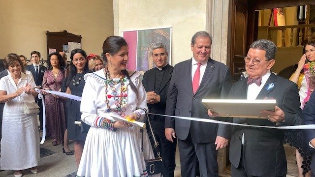 Gilian Gómez Guifarro, ministra de la Embajada de Honduras ante la Santa Sede, confiriéndole la distinción honorífica de Diplomática distinguida de Centro América.