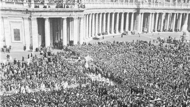 2022.09.27 ingresso da piazza san pietro di Giovanni XXIII e dei vescovi - apertura del Concilio - 11 ottobre 1962
