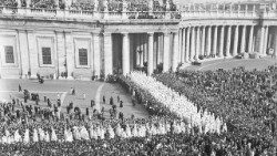 19611011-piazza-san-Pietro-Ingresso-Vescovi-Apertura-Concilio-Vaticano-secondo-12.jpg