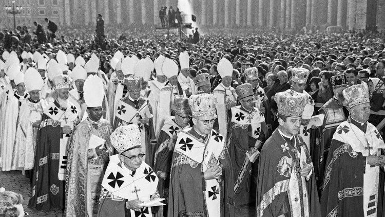 Bischöfe beim Einzug ins Konzil vor 60 Jahren