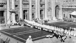 19611011-piazza-san-Pietro-Ingresso-Vescovi-Apertura-Concilio-Vaticano-secondo-9.jpg
