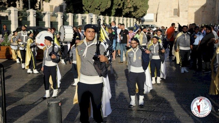 Los jóvenes scout desfilaron por las calles en Belén