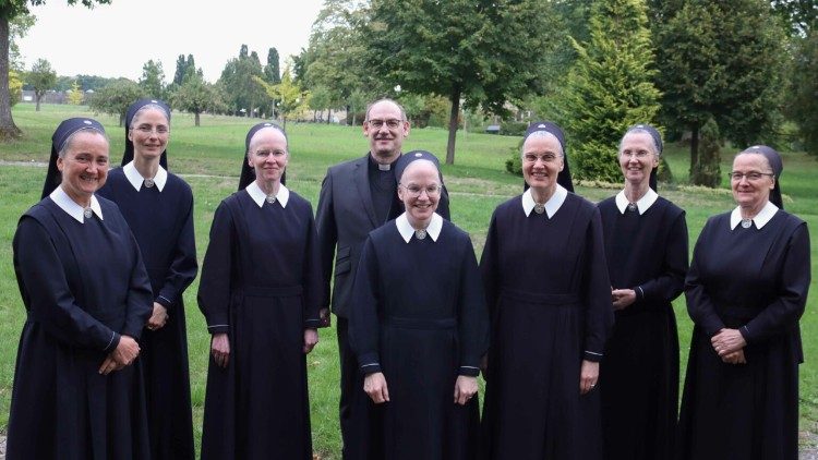 Da esquerda para a direita: Ir. M. Ana Teresa, Ir. M. Lorena, Ir. Andra-Maria, Pe. Bernd Biberger (Diretor Geral), Ir. M. Joanna (superior geral), Ir. M. Lioba, Ir. M. Lisianne, Ir. M. Lídia. 