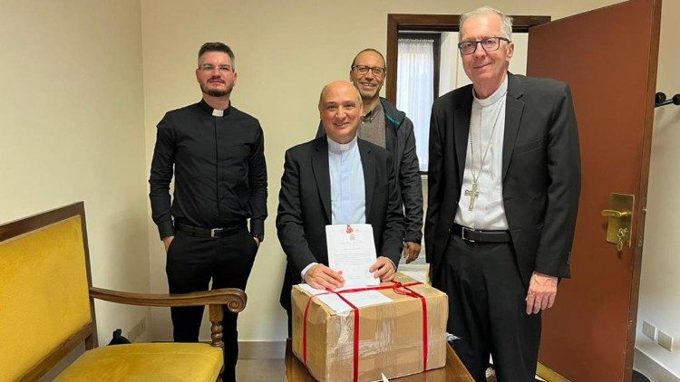 Dom Milton Kenan Júnior entrega no Dicastério para a Causa dos Santos os documentos da fase diocesana da Causa de Beatificação do Servo de Deus padre André Bortolameotti
