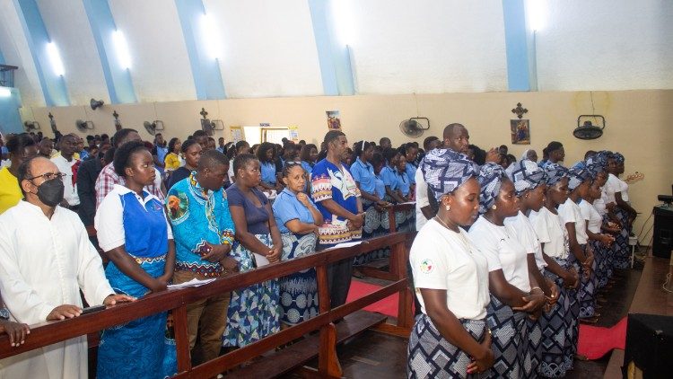 Celebração com os jovens na Paróquia do Alto da Manga (Beira, Moçambique)