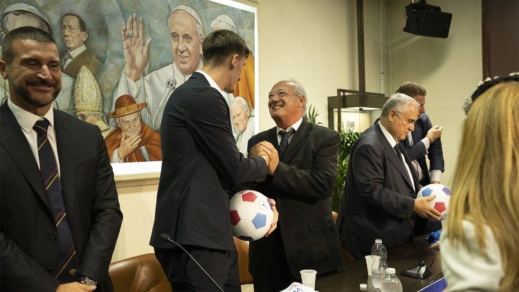 Lojugadores participantes en la rueda de prensa