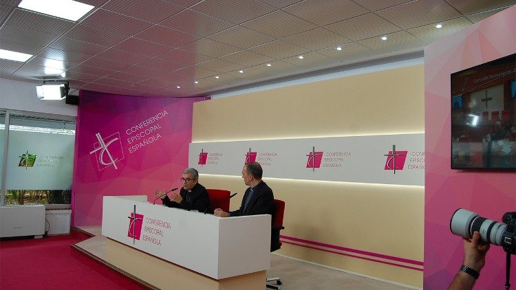 El Secretario general de la CEE, monseñor Mons. Luis Argüello preside la rueda de prensa con las conclusiones de la Comisión Permanente