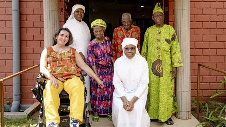 Malé sestry chudých u vchodu do domu v Tokan v Beninu