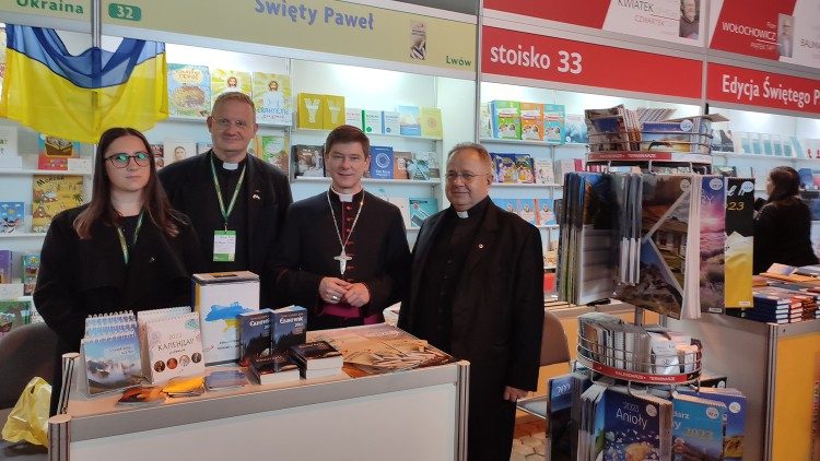 Uczestnicy XXVII Targów Wydawaców Katolickich w Warszawie