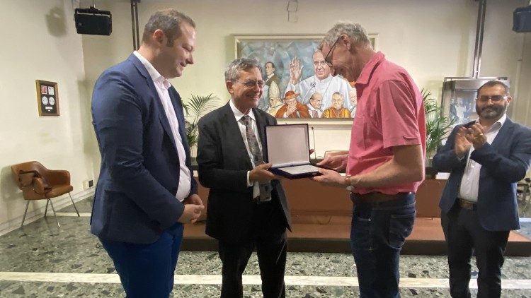 Ruffini (Mitte) mit den Gästen aus Deutschland Chwalek und Lichter. Rechts: RV-Redakteur Mario Galgano