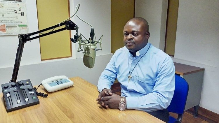 P. David Ibwidi, nos estúdios da Rádio Vaticano