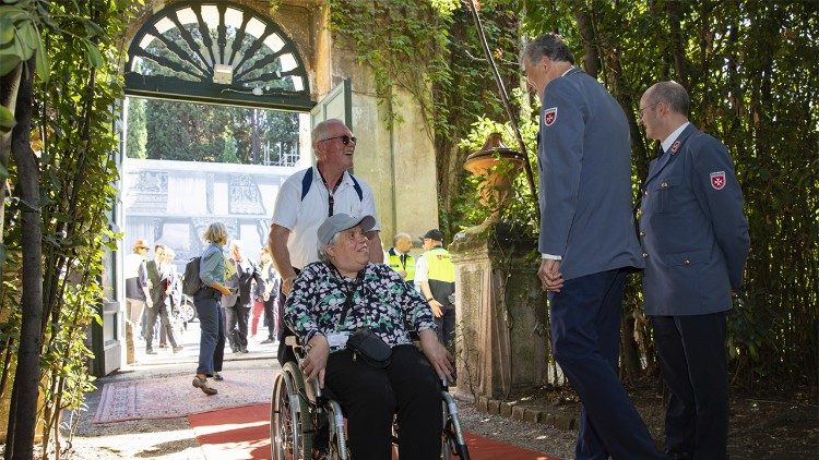 Präsident Georg Khevenhüller empfängt mit Vorstand Elmar Pankau die Pilger am Aventin in der Villa Malta (Foto: Nicusor Floroaica/Order of Malta)