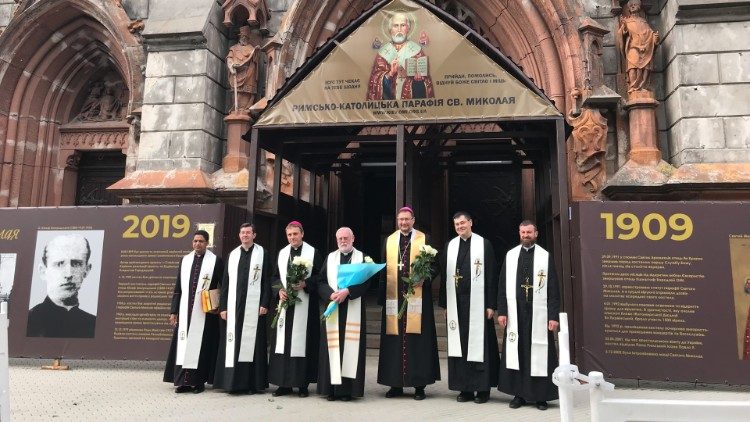 Ucraina. Mons. Gallagher in visita alla Chiesa di San Nicola a Kiev