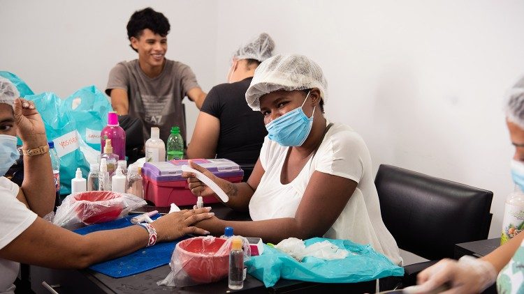 Manicures and pedicures are among the most in-demand services in Colombia, and they allow Venezuelan migrants to find employment or open their own business (@Margherita Mirabella/Archivio GSF)