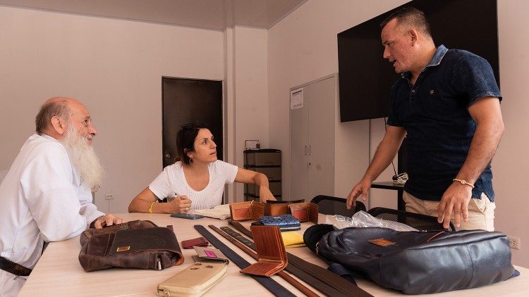 Scalabrinian priest Flor Rigoni participating in interviews with businessmen from Cúcuta to employ migrants (@Margherita Mirabella/Archivio GSF)