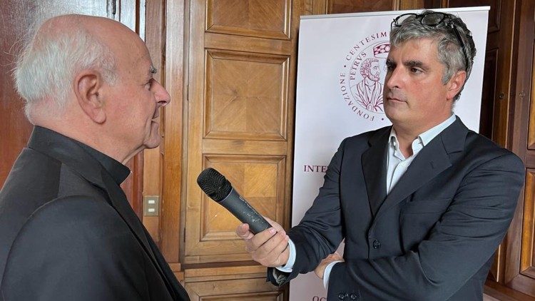 Un momento dell'intervista a monsignor Vincenzo Paglia.