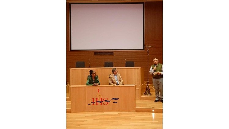 La Embajadora Argentina ante la Santa Sede, María Fernanda Silva, y el director del documental, Padre Ricardo Cámpoli SDB.