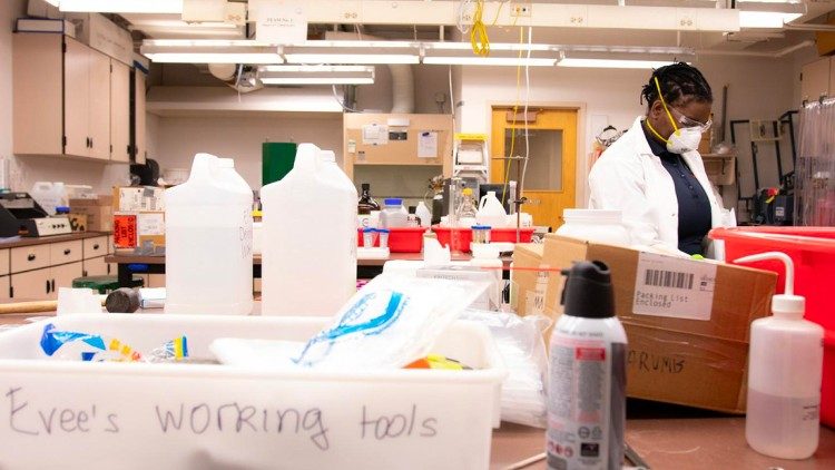 Evody Tshijik, docteur en génie métallurgique et matériaux, au laboratoire.