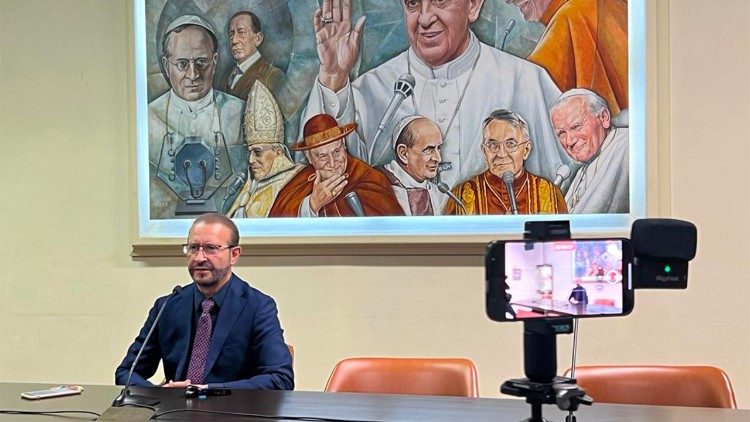 Noel Díaz desde la Sala Marconi, en Radio Vaticano