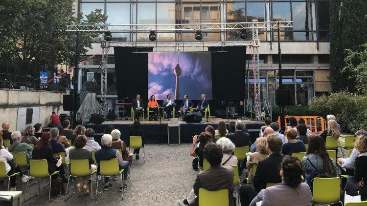 Diskussionen und Gesprächspodien belebten die Veranstaltung