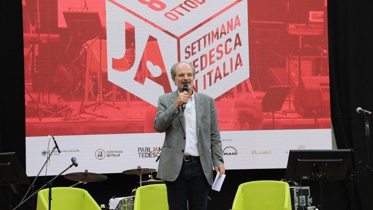 Der "Hausherr" des Goethe-Instituts, Joachim Bernauer, begrüßt die Anwesenden (Copyright Marco Proietti/Ambasciata tedesca presso la Santa Sede)