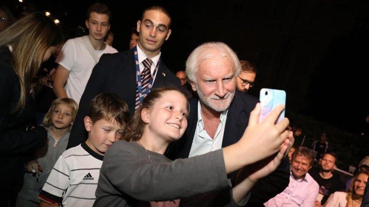Rudi Völler begrüßt seine Fans (Copyright Marco Proietti/Ambasciata tedesca presso la Santa Sede)