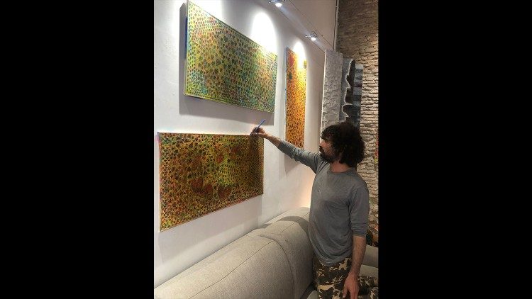 Luca Incatasciato nello studio d'arte di Fabrizio Nardi 