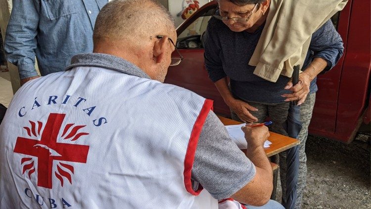Caritasmitarbeiter kümmern sich um Betroffene des Hurrikans Ian in Kuba (Bild vom Oktober 2022)