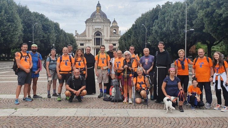 Ad Assisi, davanti alla Basilica di Santa Maria degli Angeli e alla Porziuncola