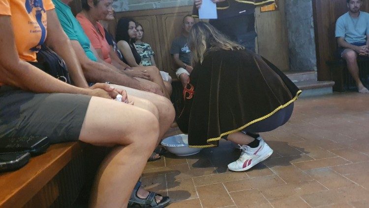 Lavanda dei piedi dei pellegrini, nell'eremo della Confraternita di San Giacomo