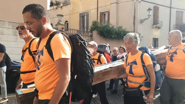 I portatori della croce. In rimo piano a sinistra, Alberto Friso