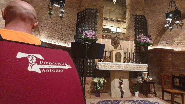 Assisi, alla tomba di San Francesco con lo zaino e la reliquia di Sant'Antonio di Padova