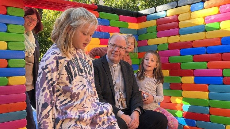 Bischof Ackermann im von Kindern gebauten Haus (Julia Fröder/Bistum Trier)
