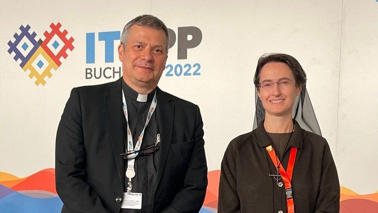 Ксёндз Лусіа Адрыян Руіс і сястра Рафаэла Пэтрыні на канферэнцыі Міжнароднага саюза электрасувязі