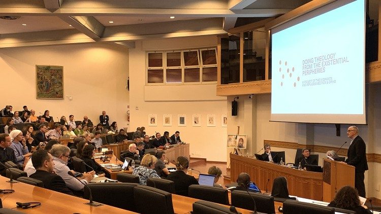 Un momento del convegno, l'introduzione del cardinale Michael Czerny