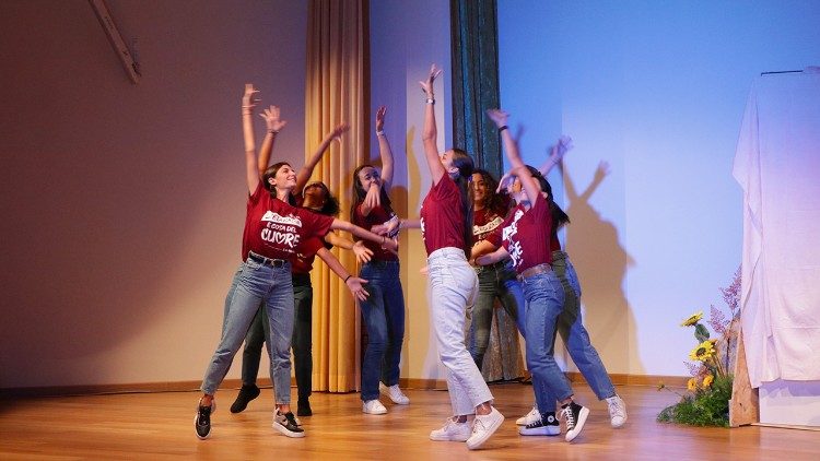 Junge Leute auf der Bühne 