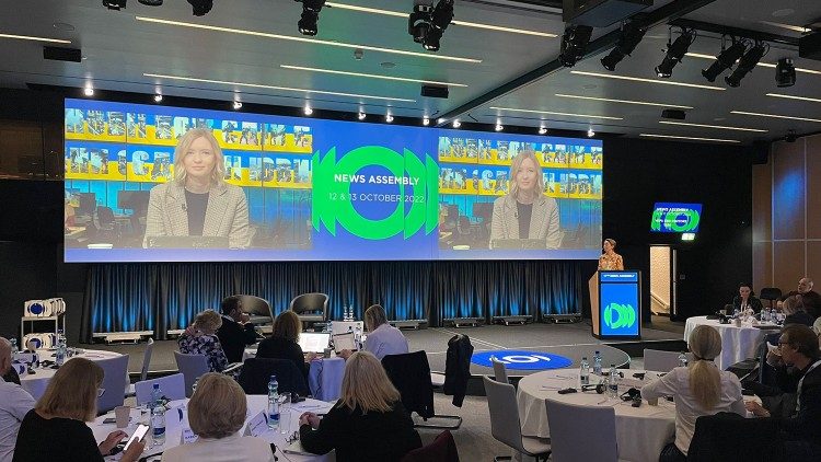 La giornalista ucraina Angelina Kariakina in collegamento con la sede EBU di Ginevra