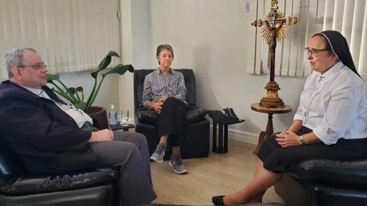 Dom Joel Portela Amado, secretário-geral da CNBB; a presidente da CRB, Ir. Eliane Cordeiro de Souza, e  a Ir. Maria Inês