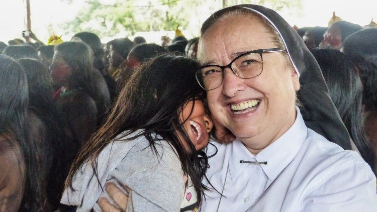 Ir. Maria Inês Ribeiro com uma criança Kayapó