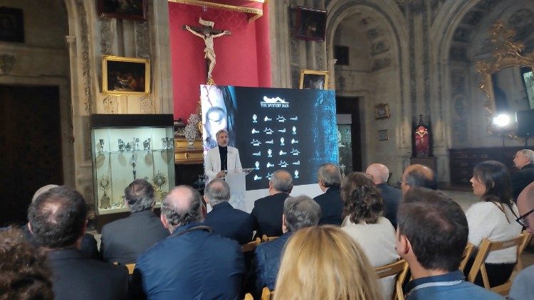 La exposición The Mystery Man se presentó oficialmente el 13 de octubre en la Catedral de Salamanca (España)