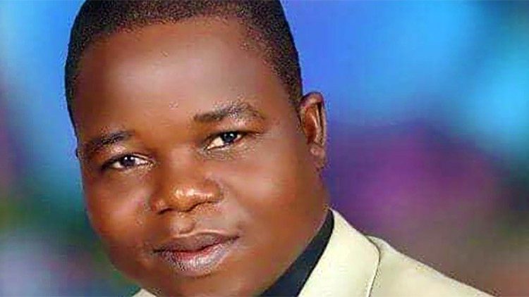 L'abbé Simon Pierre Madou, curé de la paroisse Bienheureux Isidore Bakandja de Walia, dans le 9ème arrondissement de Ndjamena (Tchad)