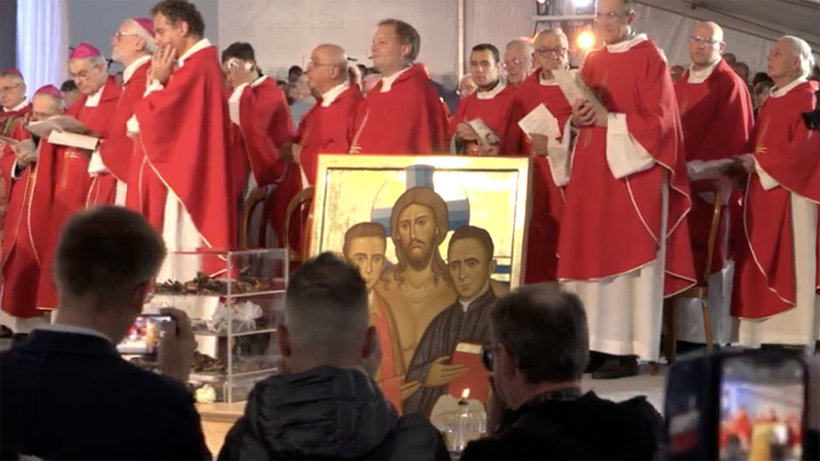 I concelebranti e l'icona che raffigura i due beati con Cristo