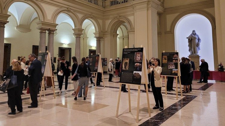 Eine Ausstellung im Eingangsbereich der Uni Gregoriana (Archivbild)