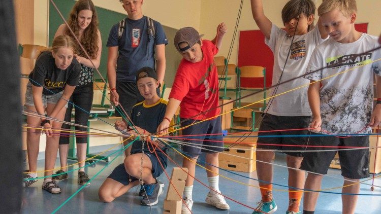 Kinder in die Mitte stellen - dasselbe Motto seit 75 Jahren