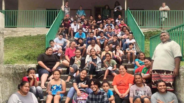 Marie-Jo Lasalo propose aux enfants du Sacré-Coeur de Paita, en Nouvelle-Calédonie, l’Œuvre pontificale de la Sainte Enfance 