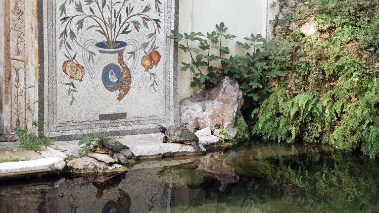 Uzuri hata michoro katika bustani za Vatican