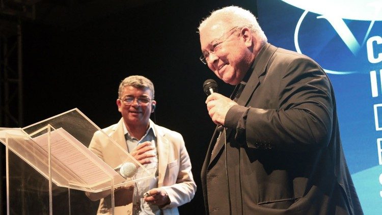 Izaías Carneiro com o cardeal Orani na V Conferência Internacional Somos Um no Rio
