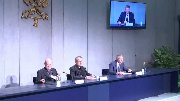 Cardinal Ravasi (L) and Cardinal Gambetti (C) at the Holy See Press Office