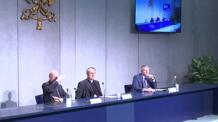 Rueda de prensa en la Oficina de prensa de la Santa Sede